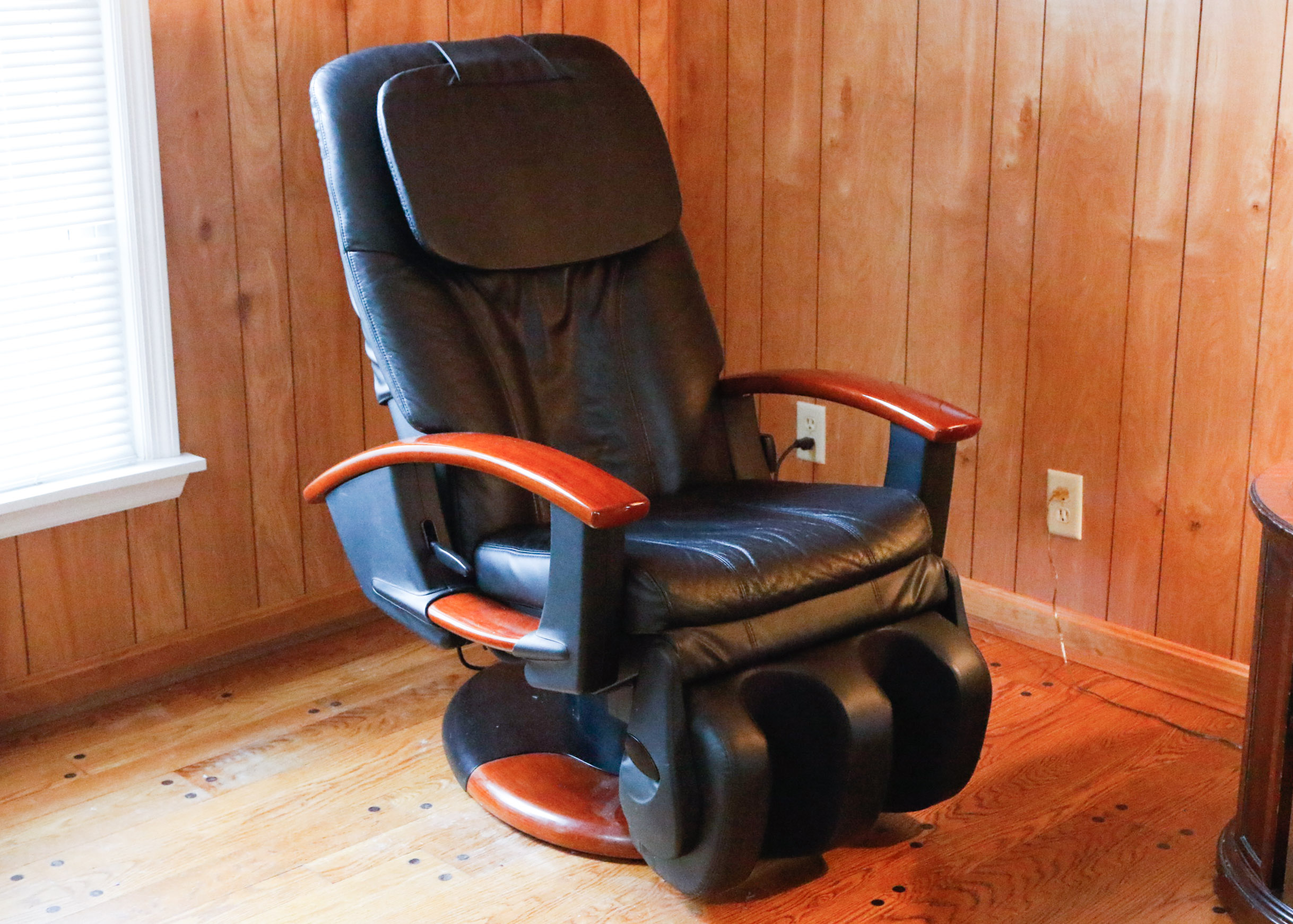 Robotic Human Touch Technology Black Leather Massage Chair