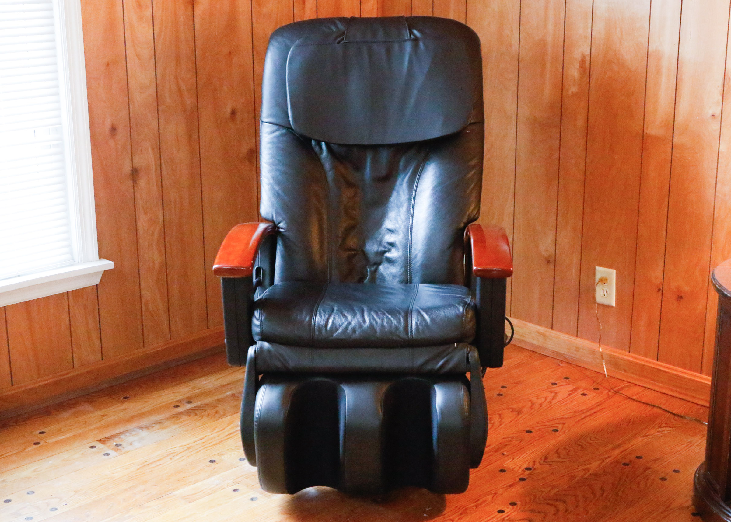 Robotic Human Touch Technology Black Leather Massage Chair