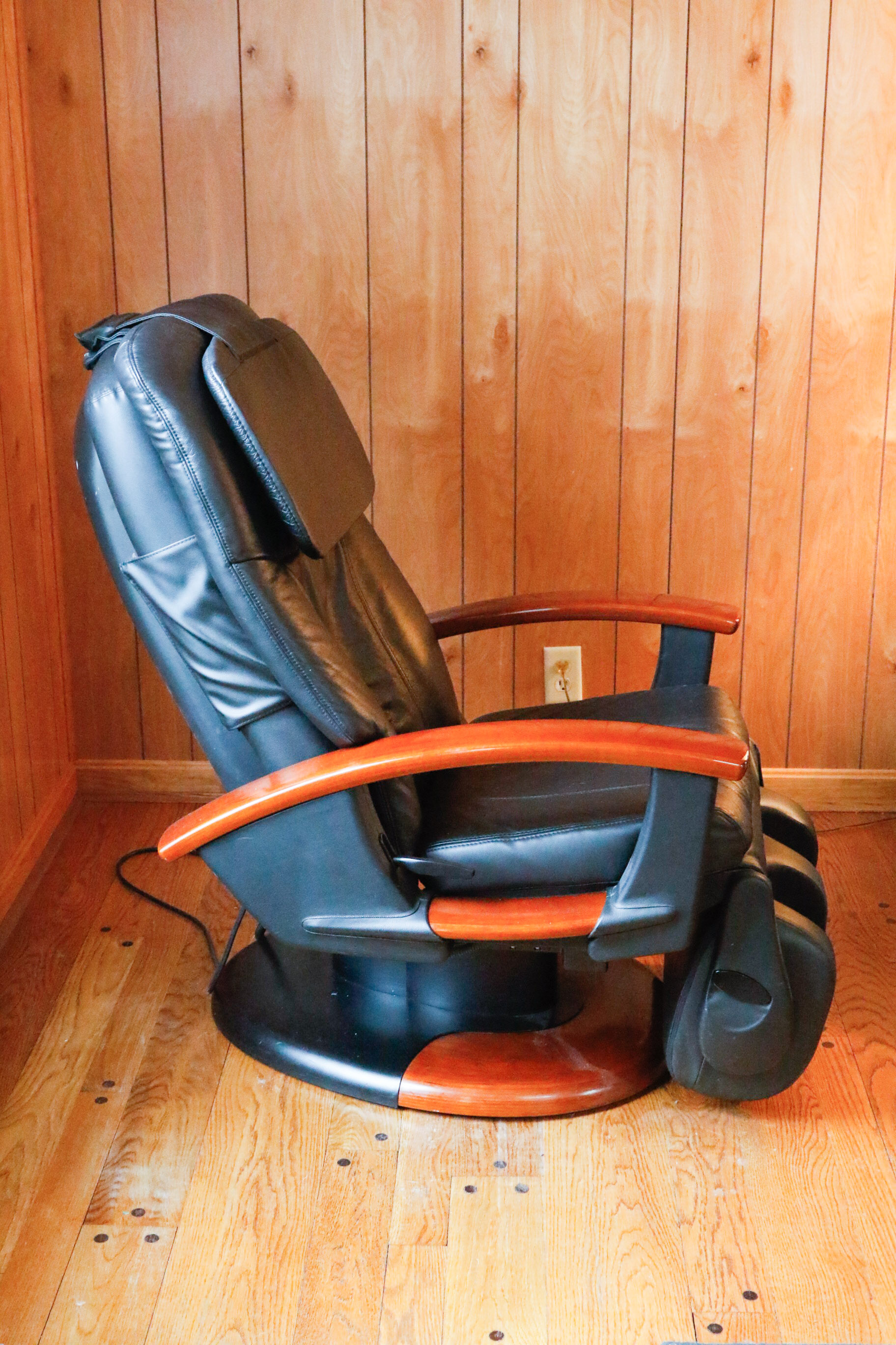 Robotic Human Touch Technology Black Leather Massage Chair