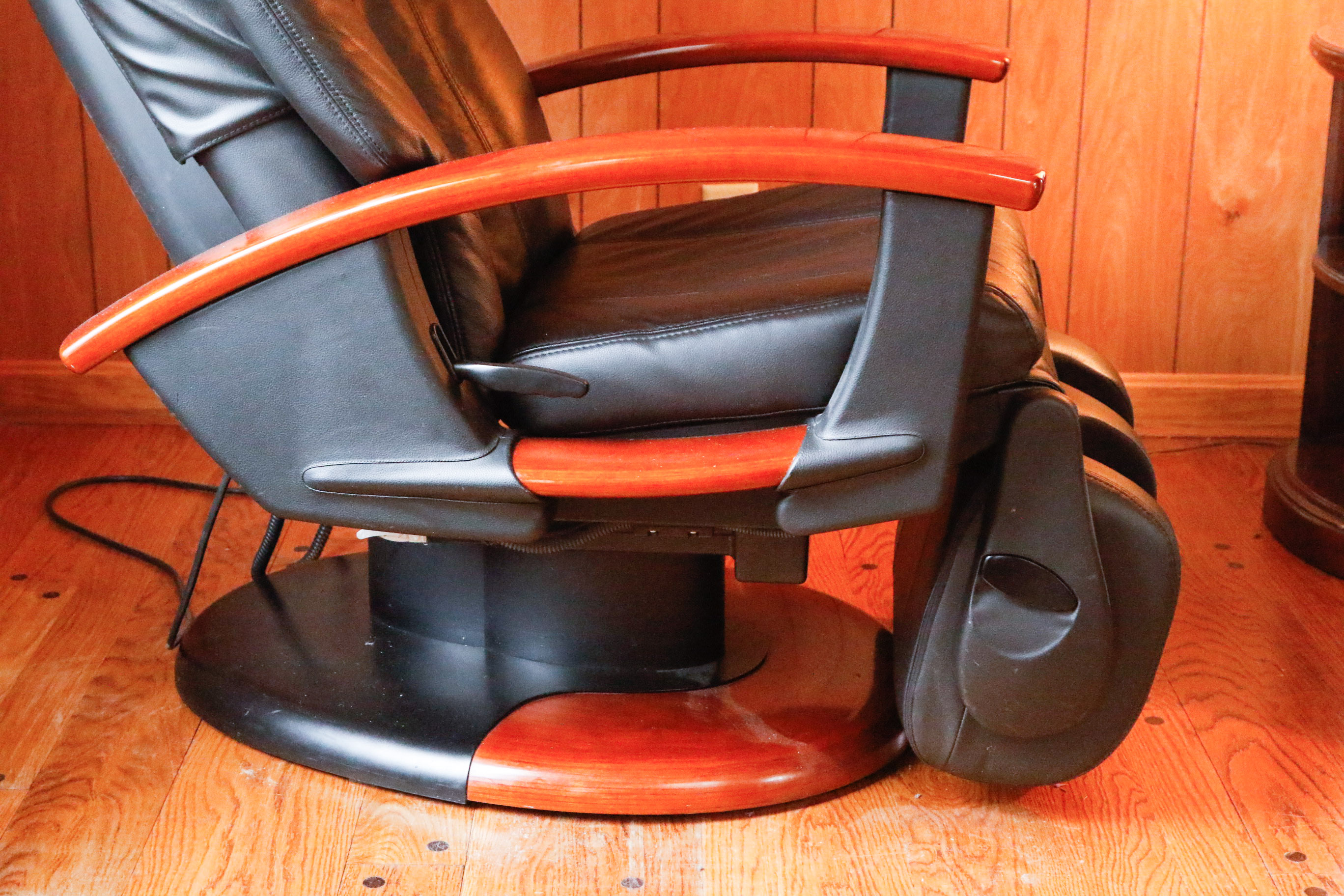 Robotic Human Touch Technology Black Leather Massage Chair