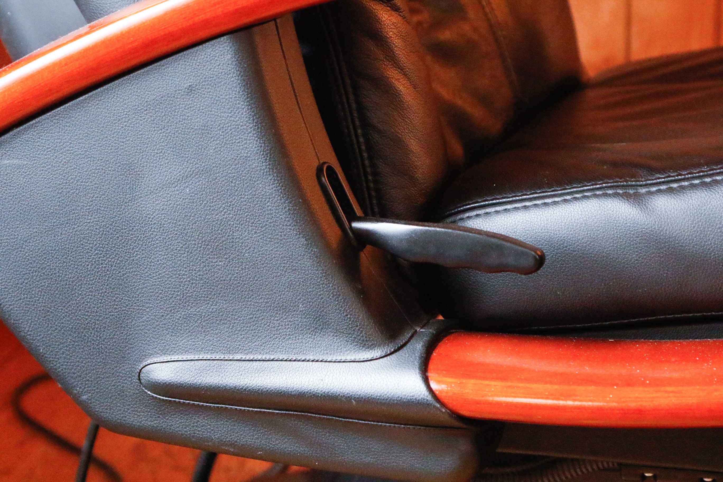 Robotic Human Touch Technology Black Leather Massage Chair