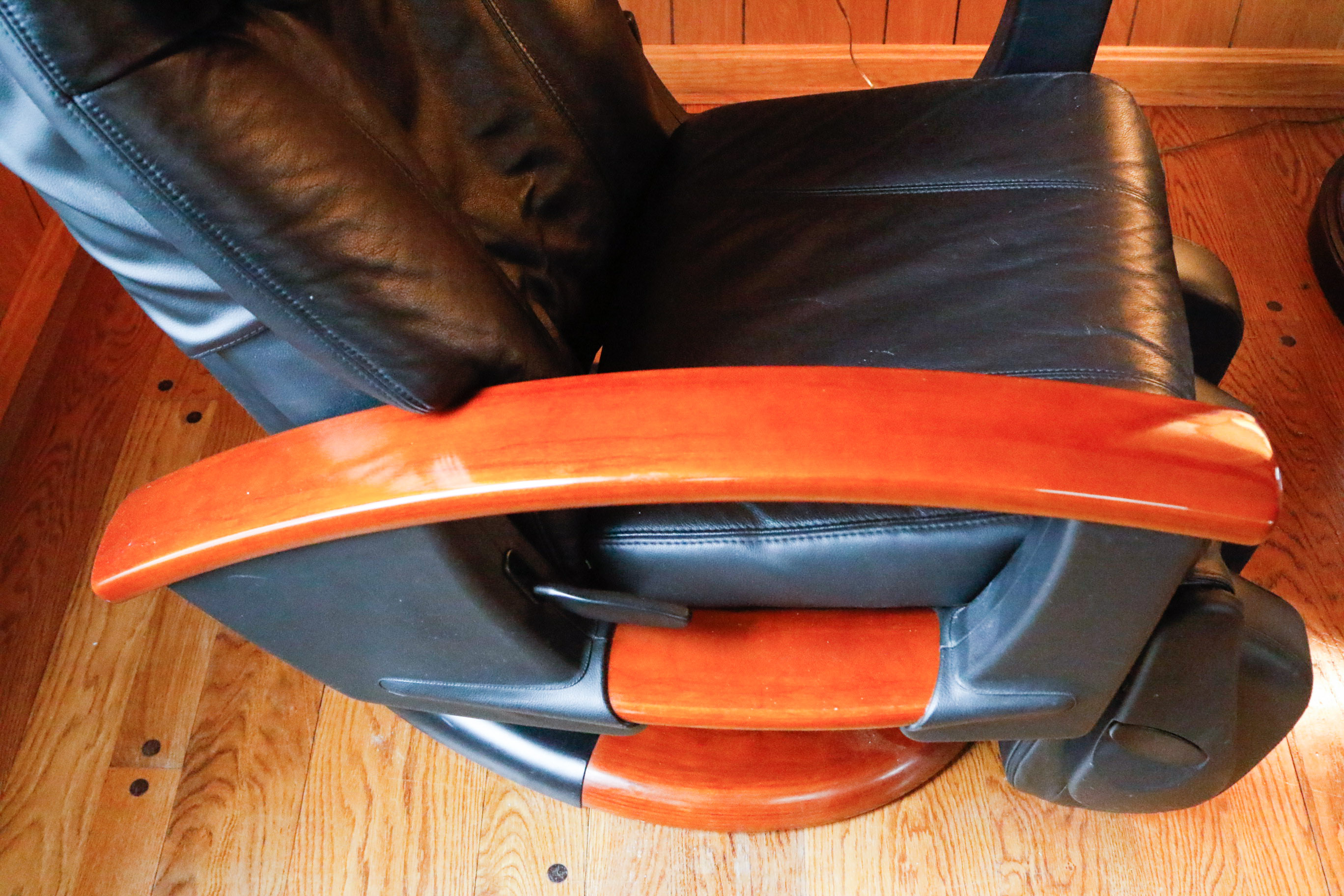 Robotic Human Touch Technology Black Leather Massage Chair