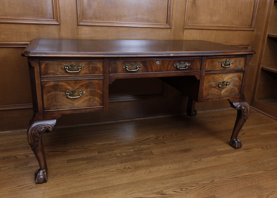 Hekman Queen Anne Style Mahogany Desk with Leather Top