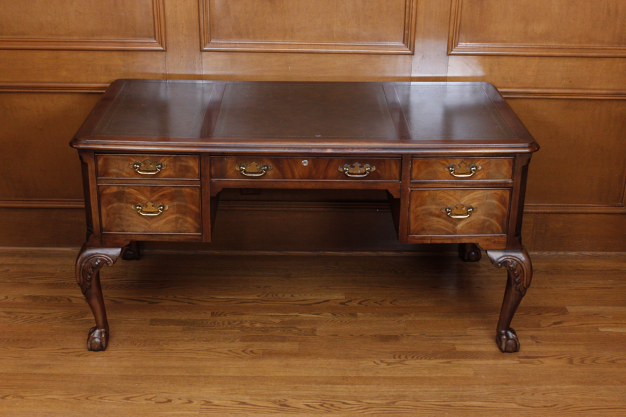 Hekman Queen Anne Style Mahogany Desk with Leather Top