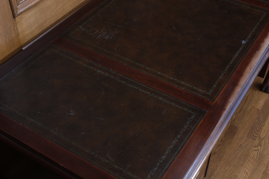 Hekman Queen Anne Style Mahogany Desk with Leather Top