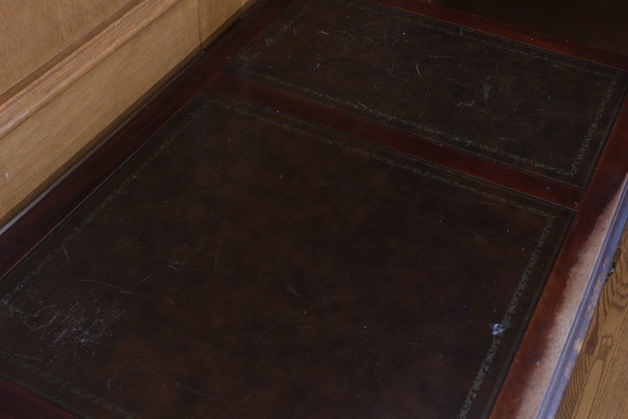 Hekman Queen Anne Style Mahogany Desk with Leather Top