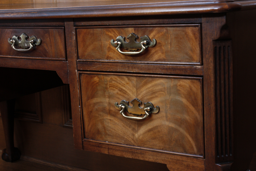 Hekman Queen Anne Style Mahogany Desk with Leather Top