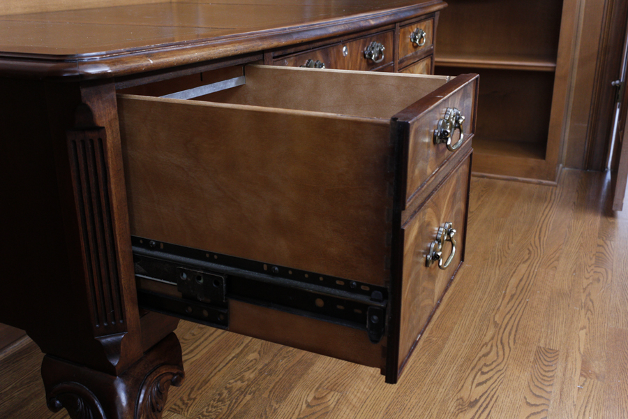 Hekman Queen Anne Style Mahogany Desk with Leather Top