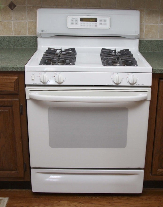 General Electric 'Profile XL44' Gas Stove in White