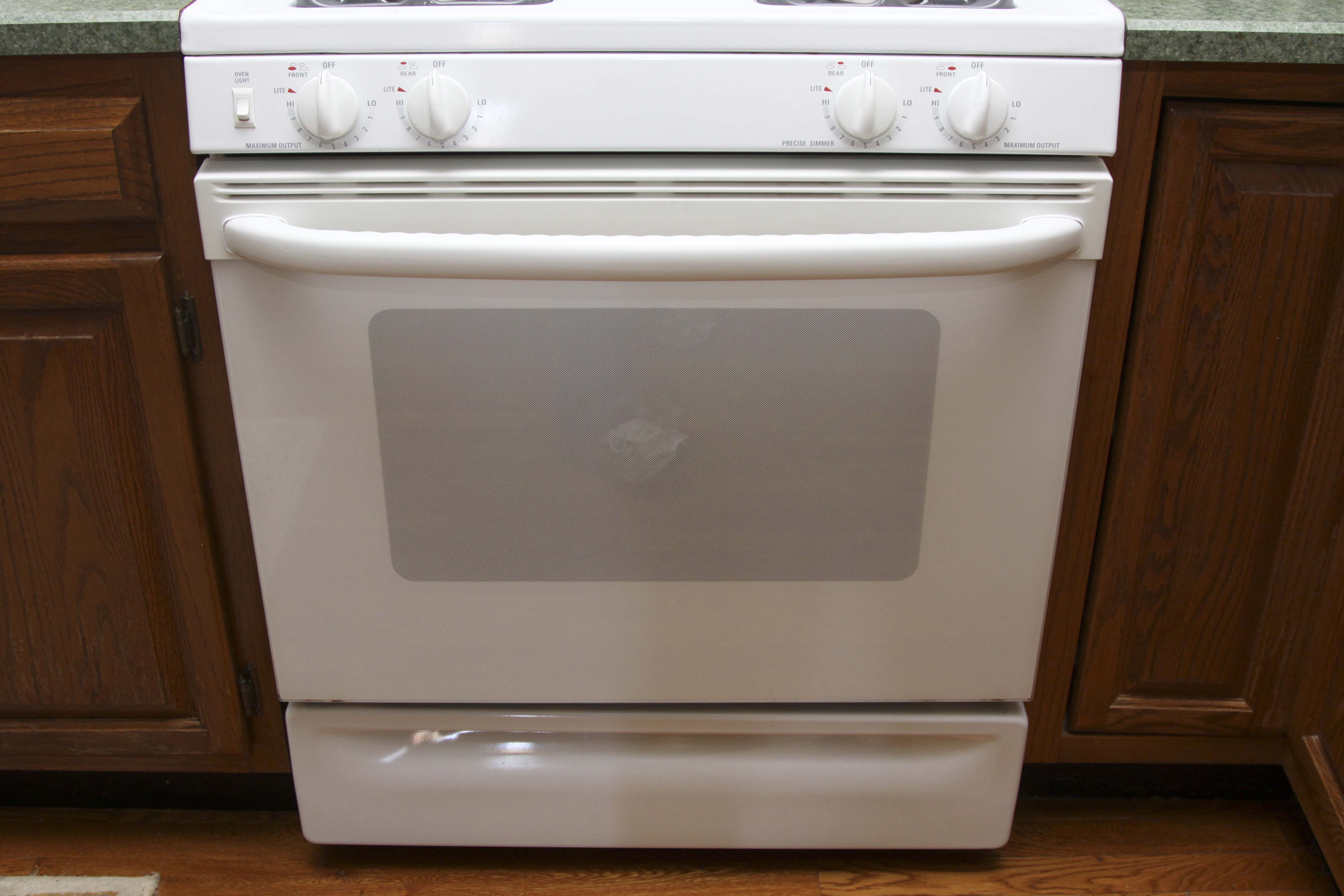 General Electric 'Profile XL44' Gas Stove in White