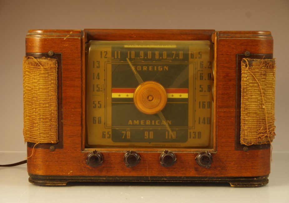 Vintage Crosley "Victory" Tabletop Radio
