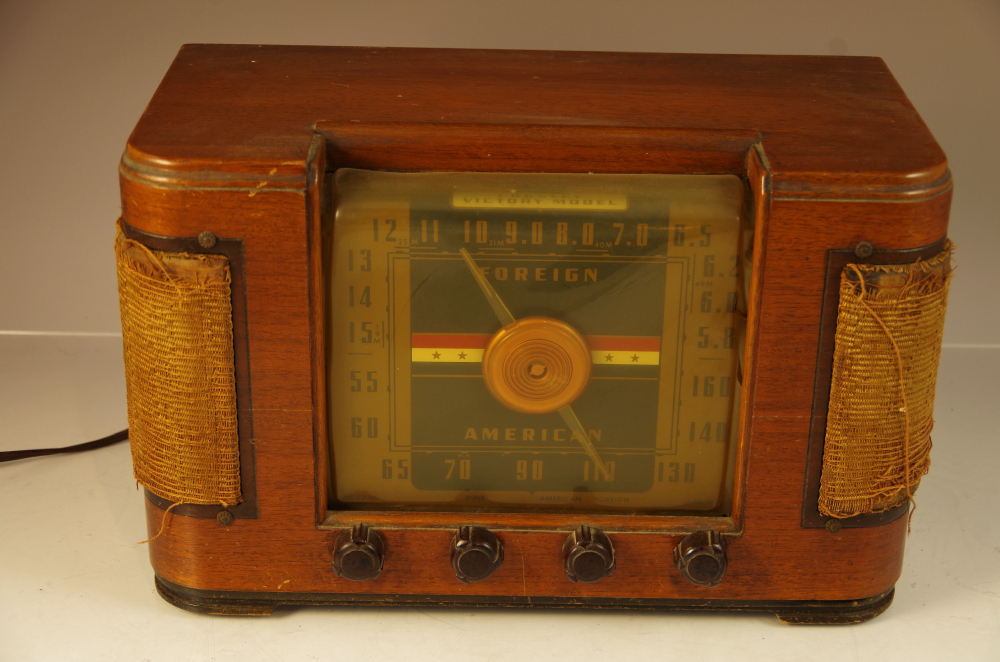 Vintage Crosley "Victory" Tabletop Radio