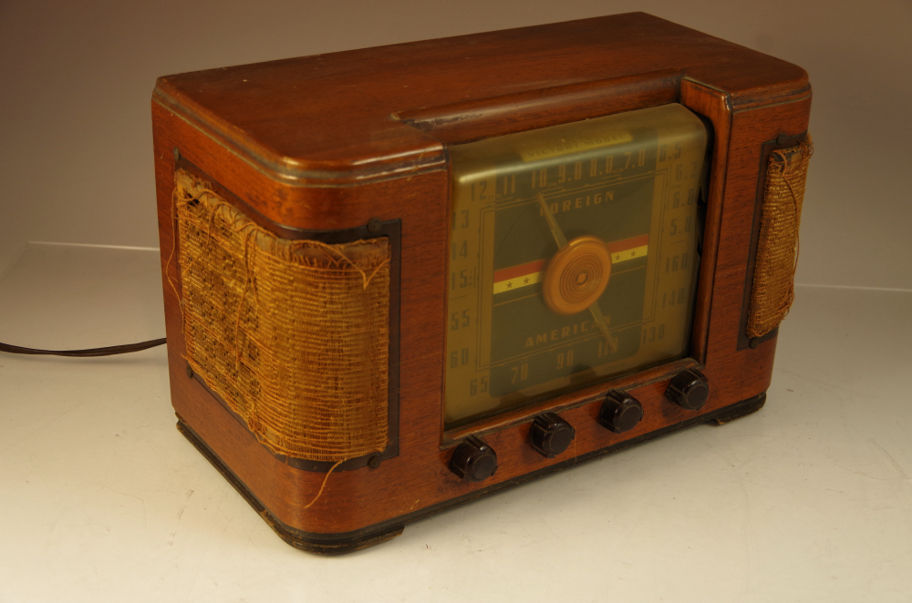 Vintage Crosley "Victory" Tabletop Radio