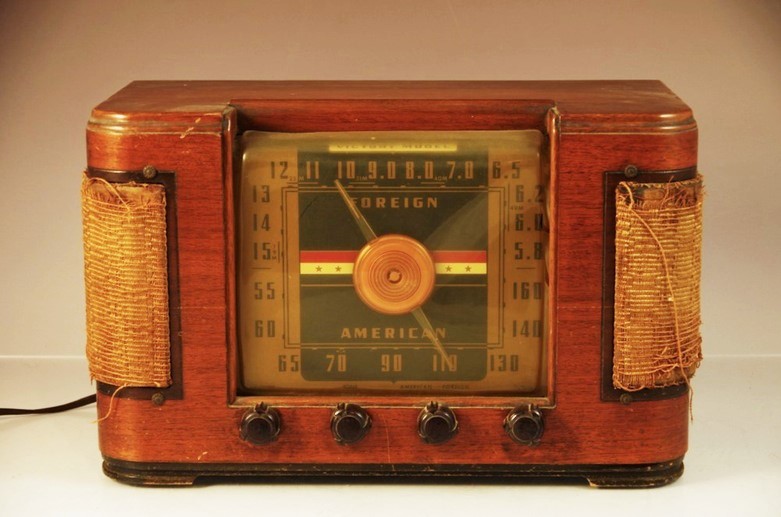 Vintage Crosley "Victory" Tabletop Radio