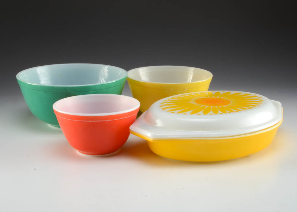 Pyrex Mixing Bowls and Lidded Casserole Dish