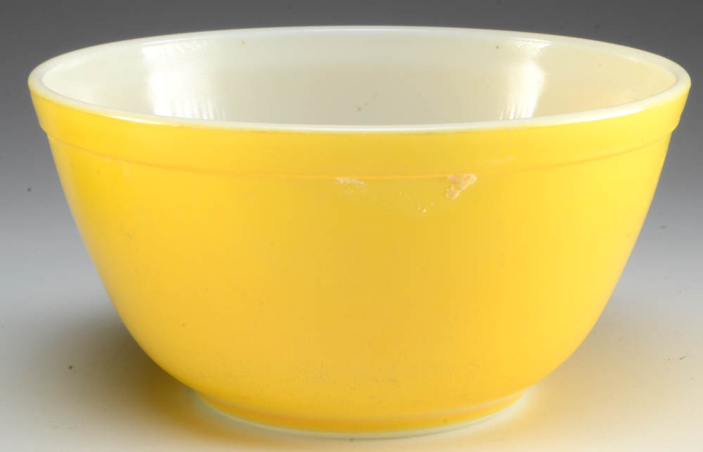 Pyrex Mixing Bowls and Lidded Casserole Dish