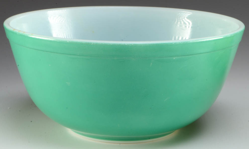 Pyrex Mixing Bowls and Lidded Casserole Dish
