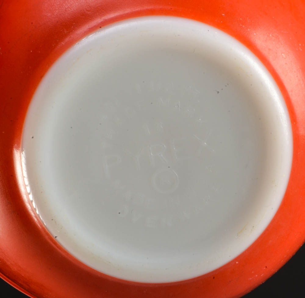 Pyrex Mixing Bowls and Lidded Casserole Dish