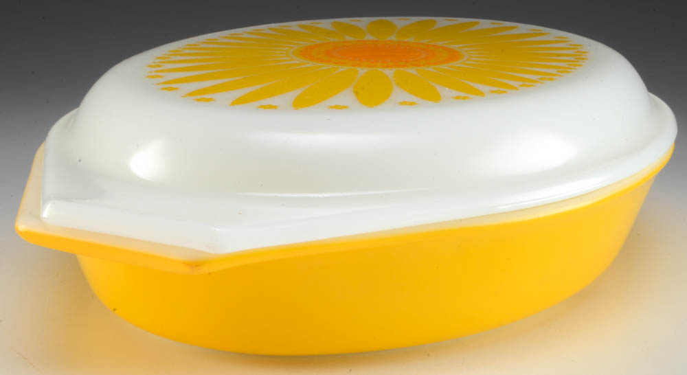 Pyrex Mixing Bowls and Lidded Casserole Dish