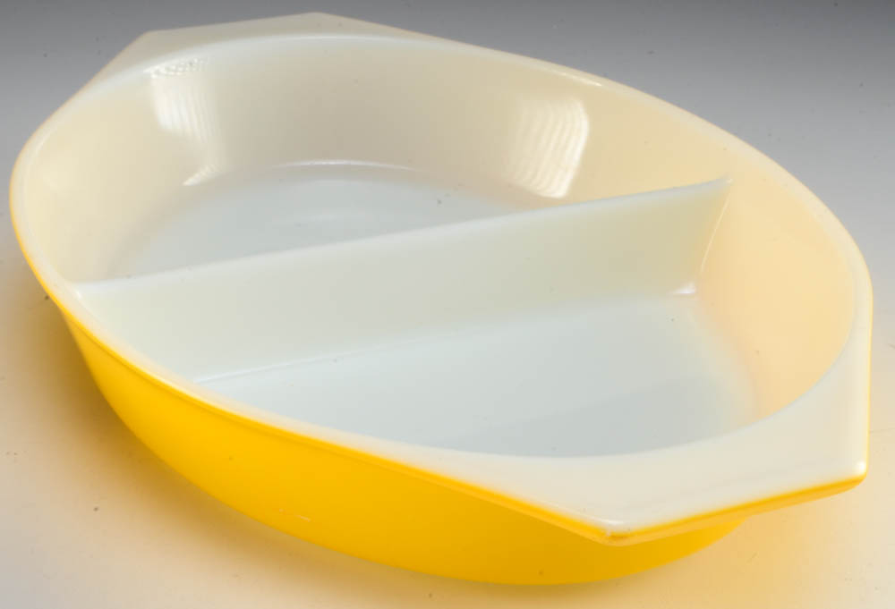 Pyrex Mixing Bowls and Lidded Casserole Dish
