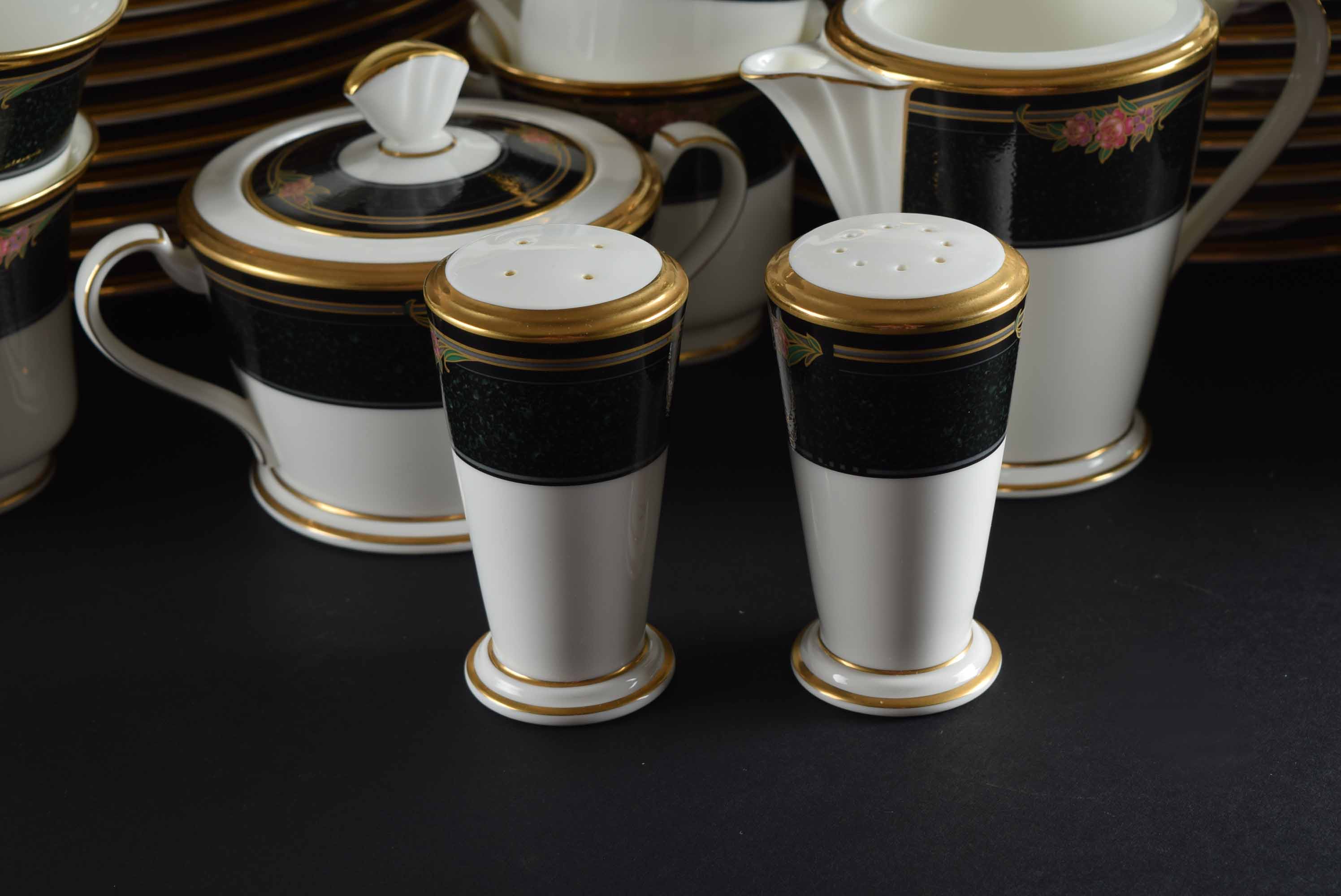 Noritake Bone China Venetian Rose China Service for 20