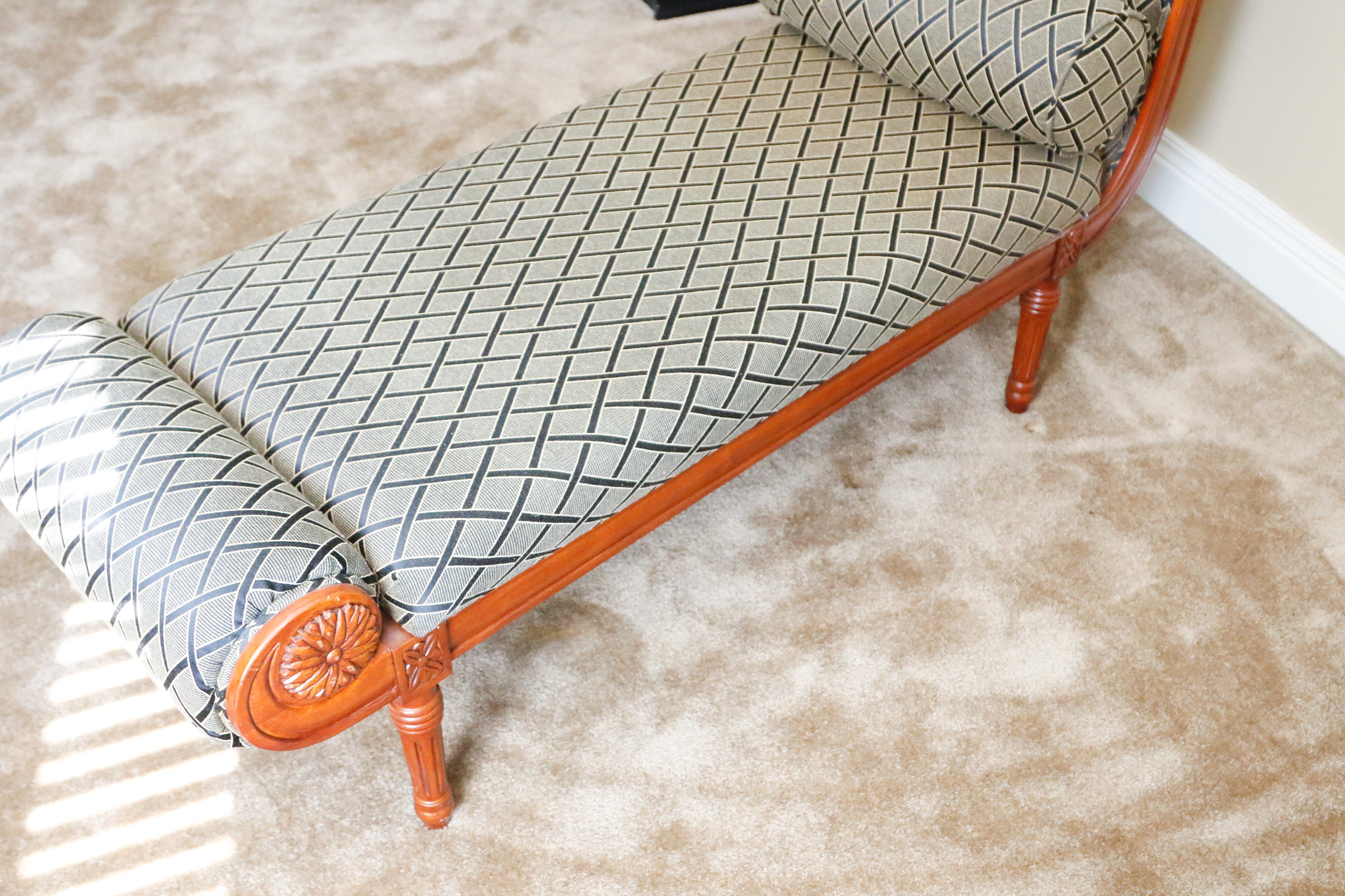 Fainting Style Chaise Lounge