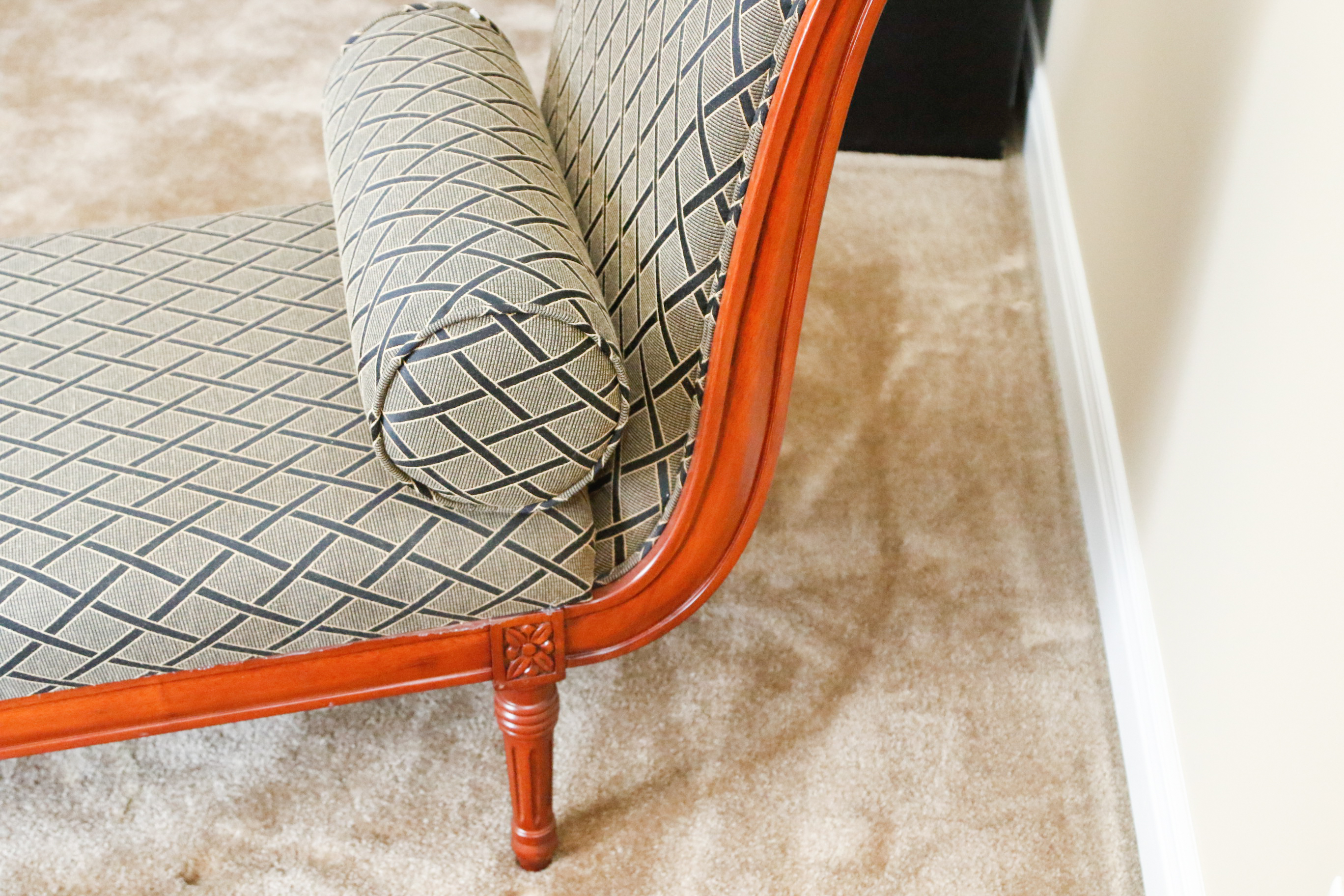 Fainting Style Chaise Lounge