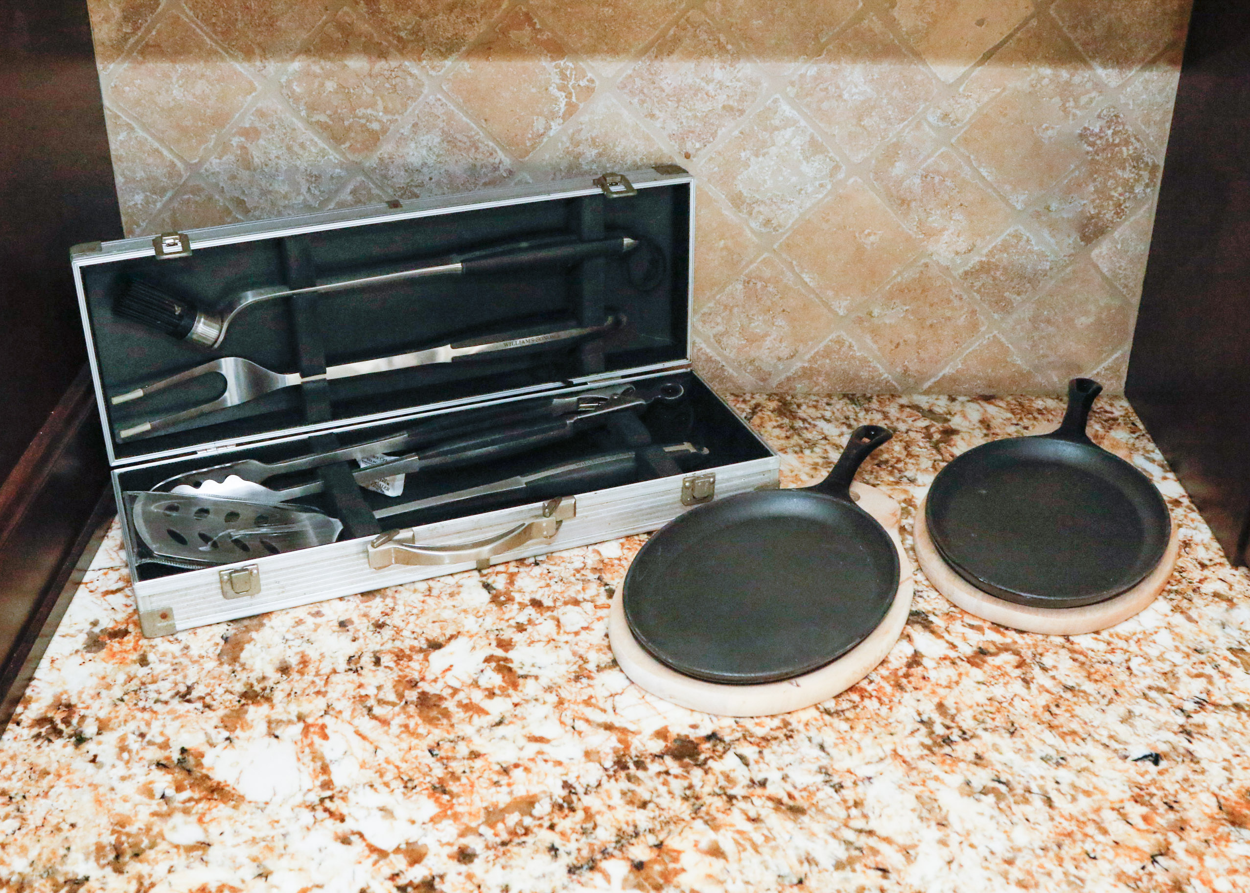 Williams Sonoma Grill Set with Wolfgang Puck Fajita Skillets