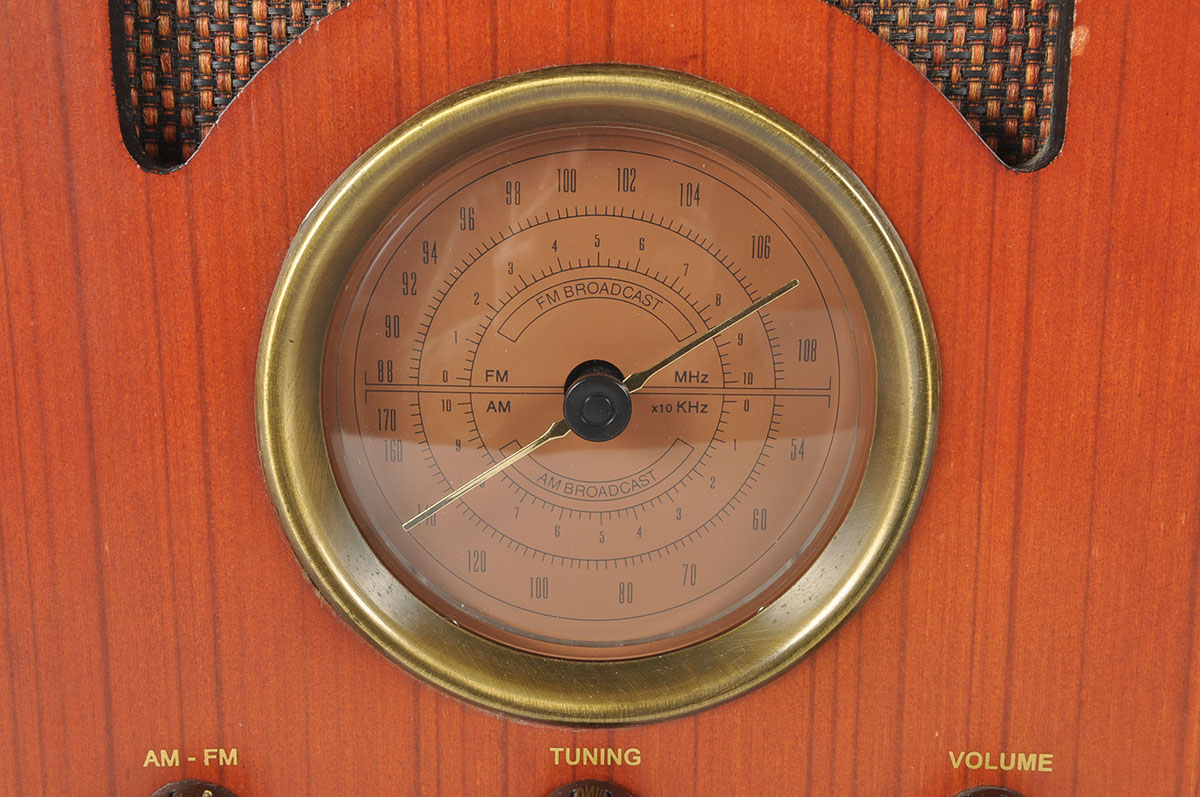 Classic Collectors Edition Reproduction Vintage Radio with Wood Case