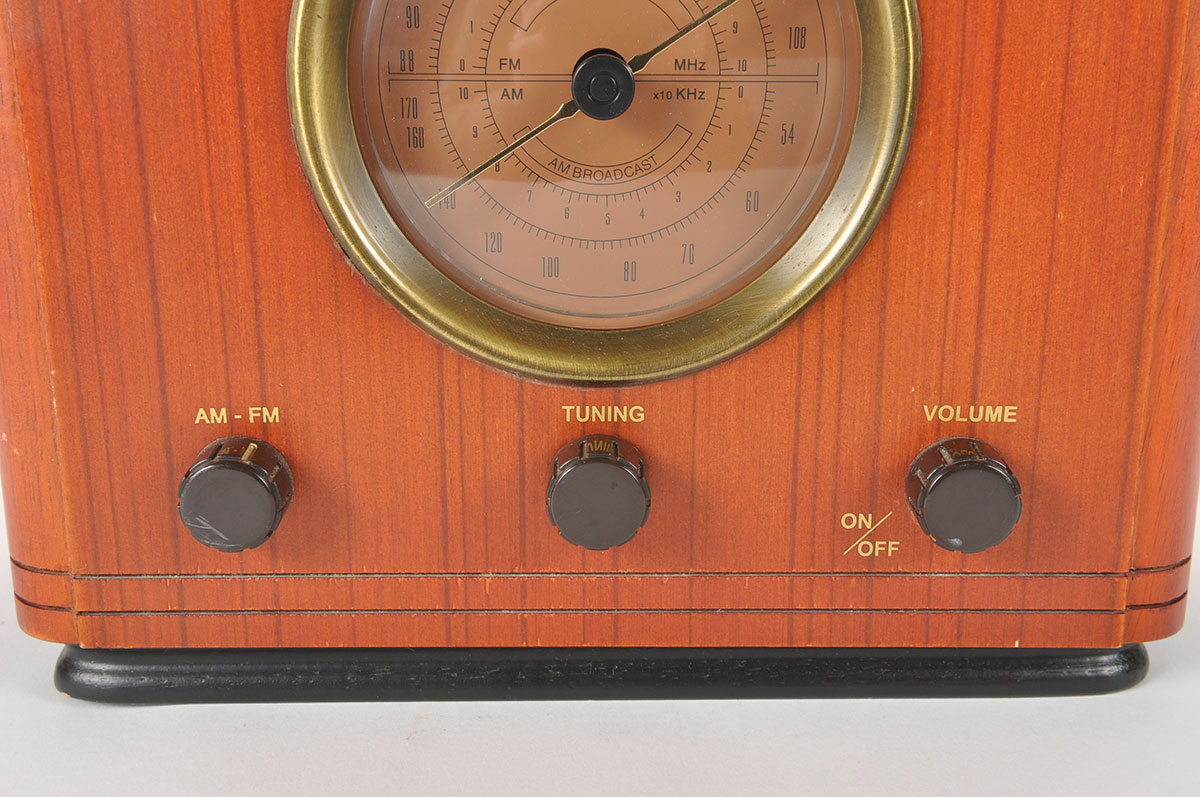 Classic Collectors Edition Reproduction Vintage Radio with Wood Case