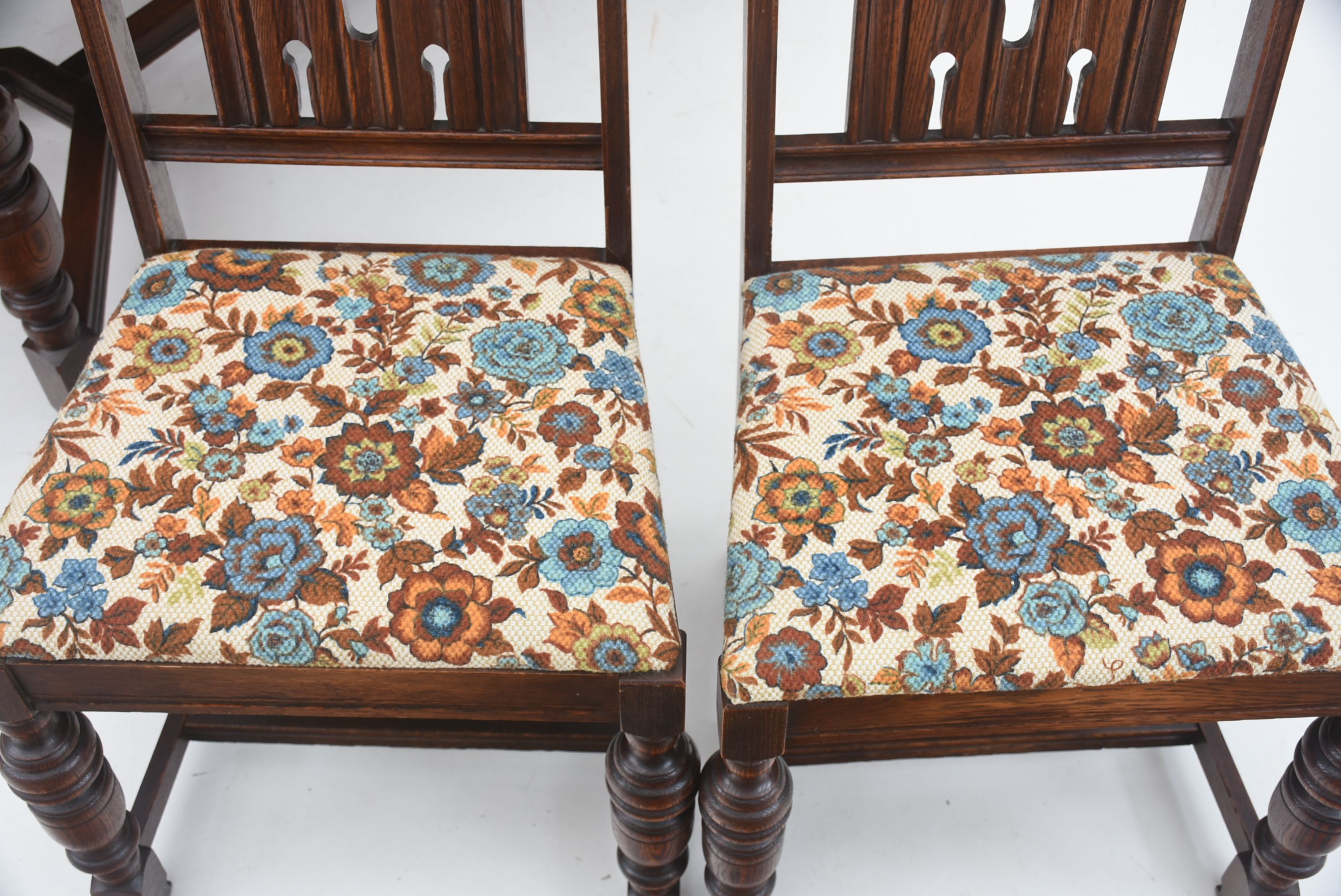 Extendable Tudor-style Oak Wood Dining Table and Chairs