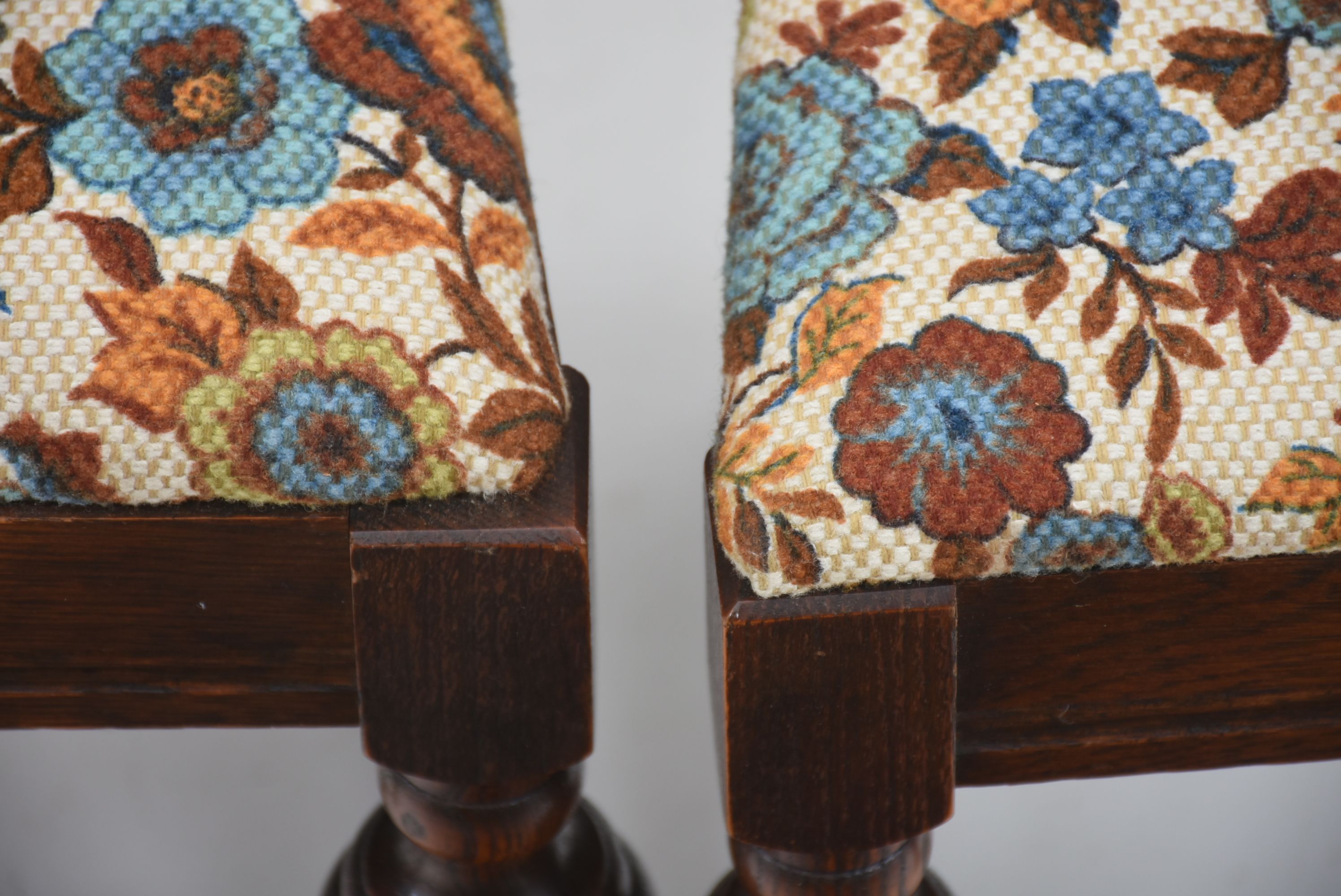 Extendable Tudor-style Oak Wood Dining Table and Chairs