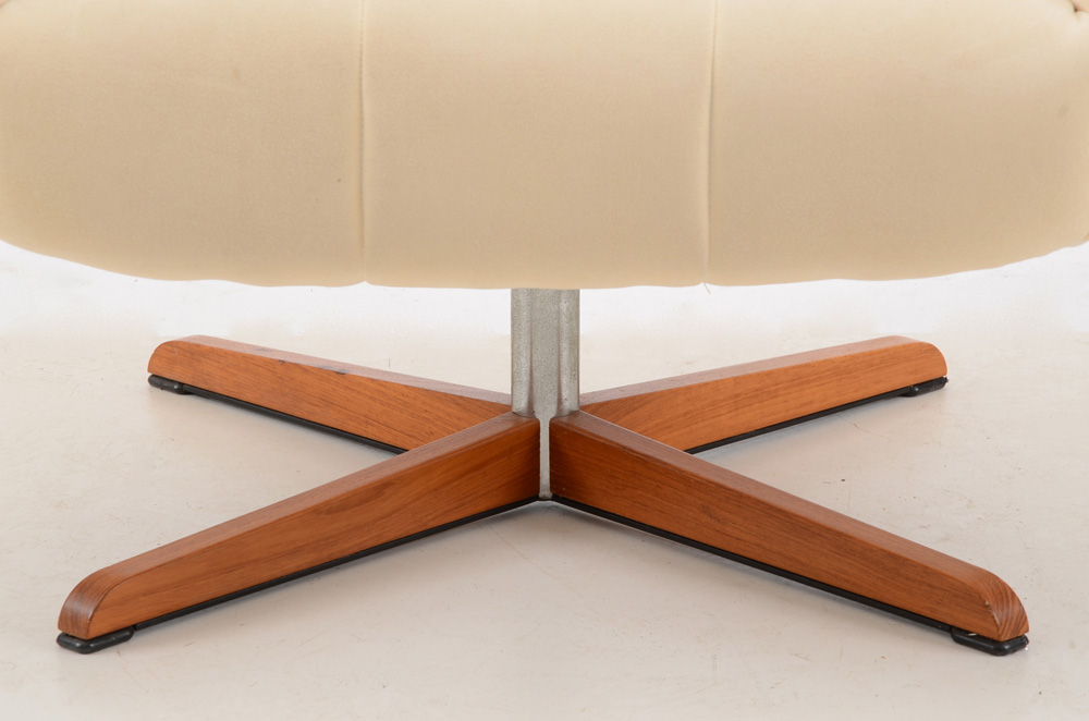 Button Tufted Swivel Club Chair