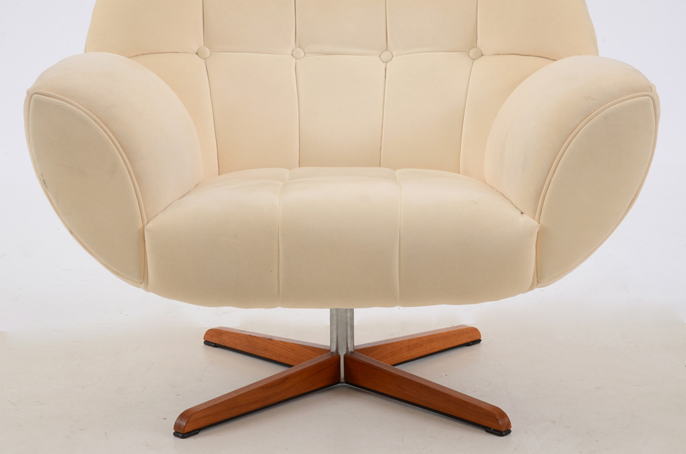 Button Tufted Swivel Club Chair