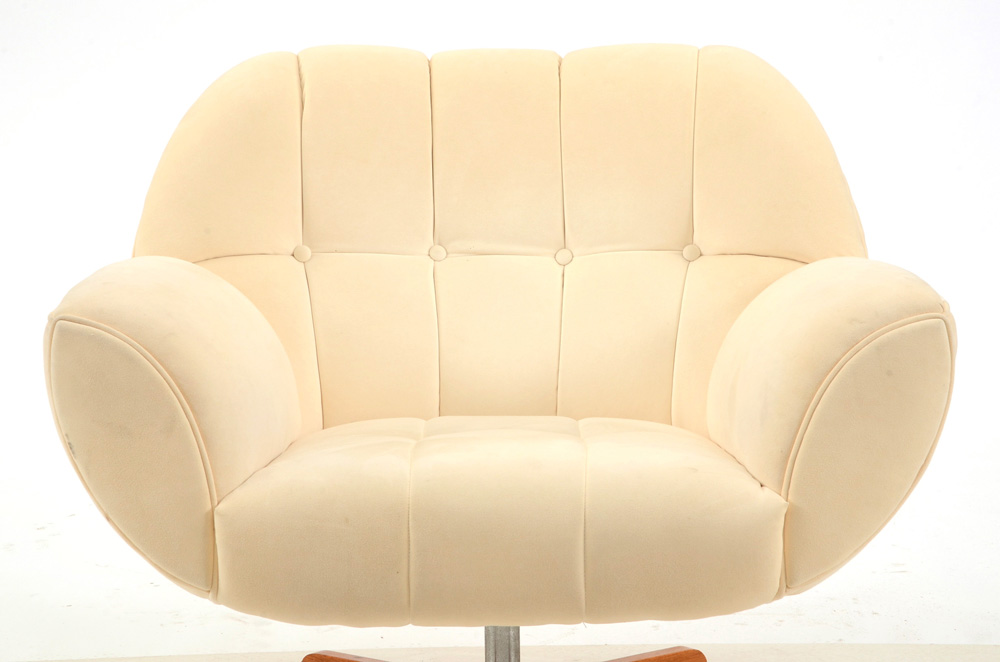 Button Tufted Swivel Club Chair