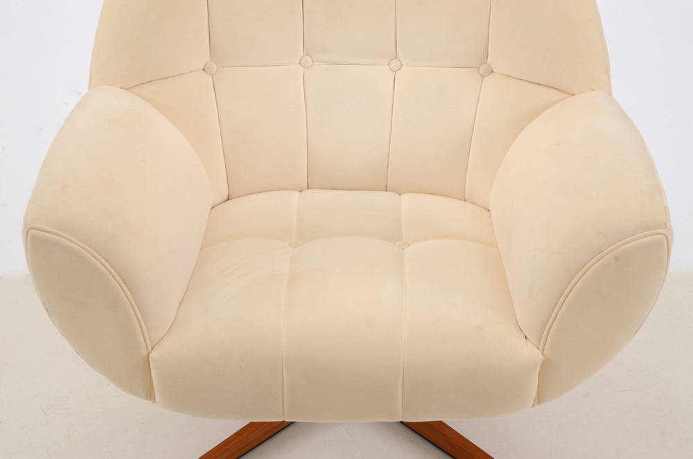 Button Tufted Swivel Club Chair