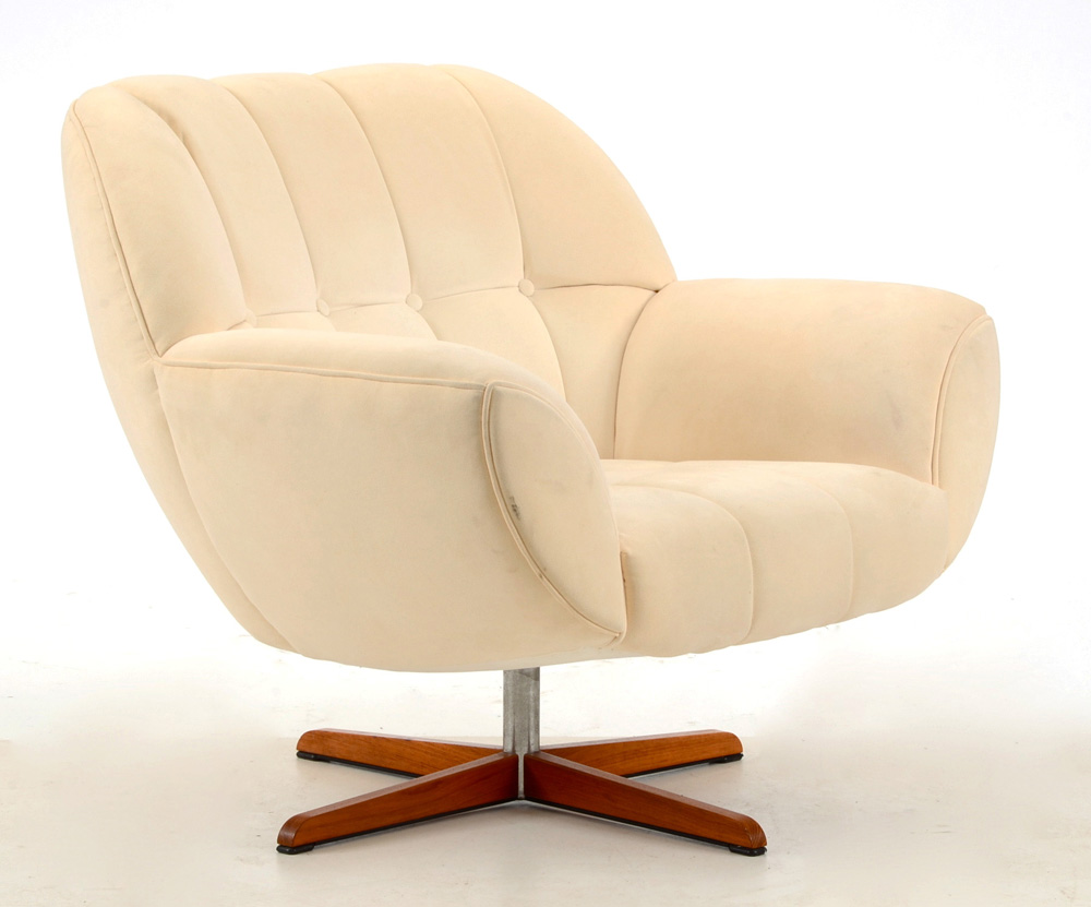 Button Tufted Swivel Club Chair