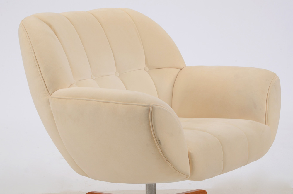Button Tufted Swivel Club Chair