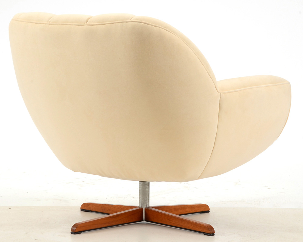 Button Tufted Swivel Club Chair