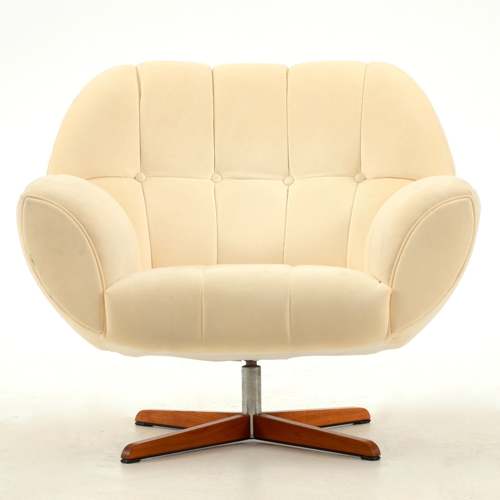 Button Tufted Swivel Club Chair