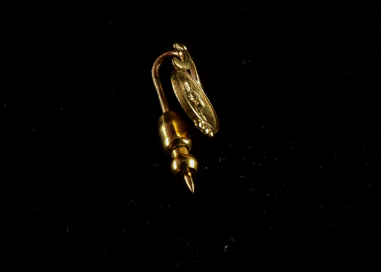 Interesting 17K Gold Pin