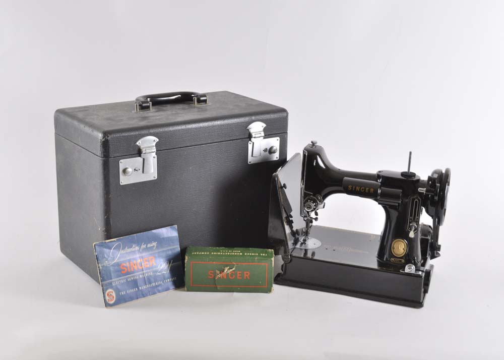 Singer Featherweight 221 Portable Sewing Machine