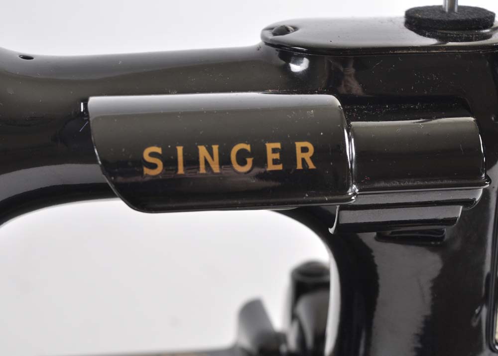 Singer Featherweight 221 Portable Sewing Machine