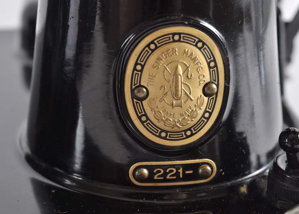 Singer Featherweight 221 Portable Sewing Machine