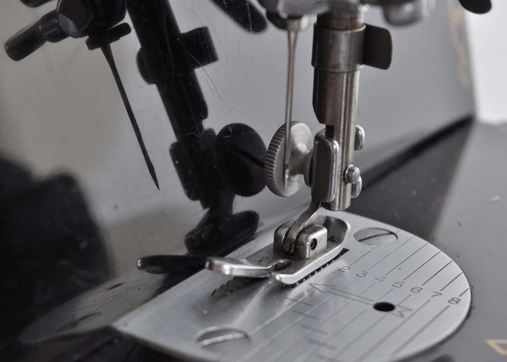 Singer Featherweight 221 Portable Sewing Machine