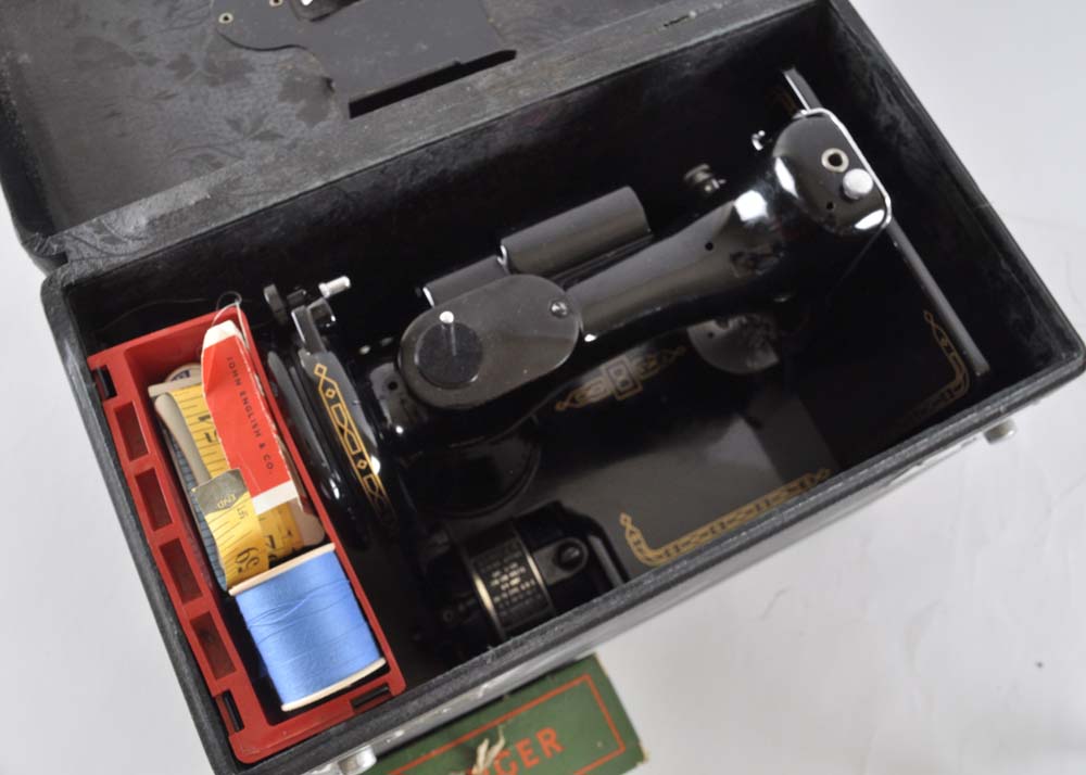 Singer Featherweight 221 Portable Sewing Machine