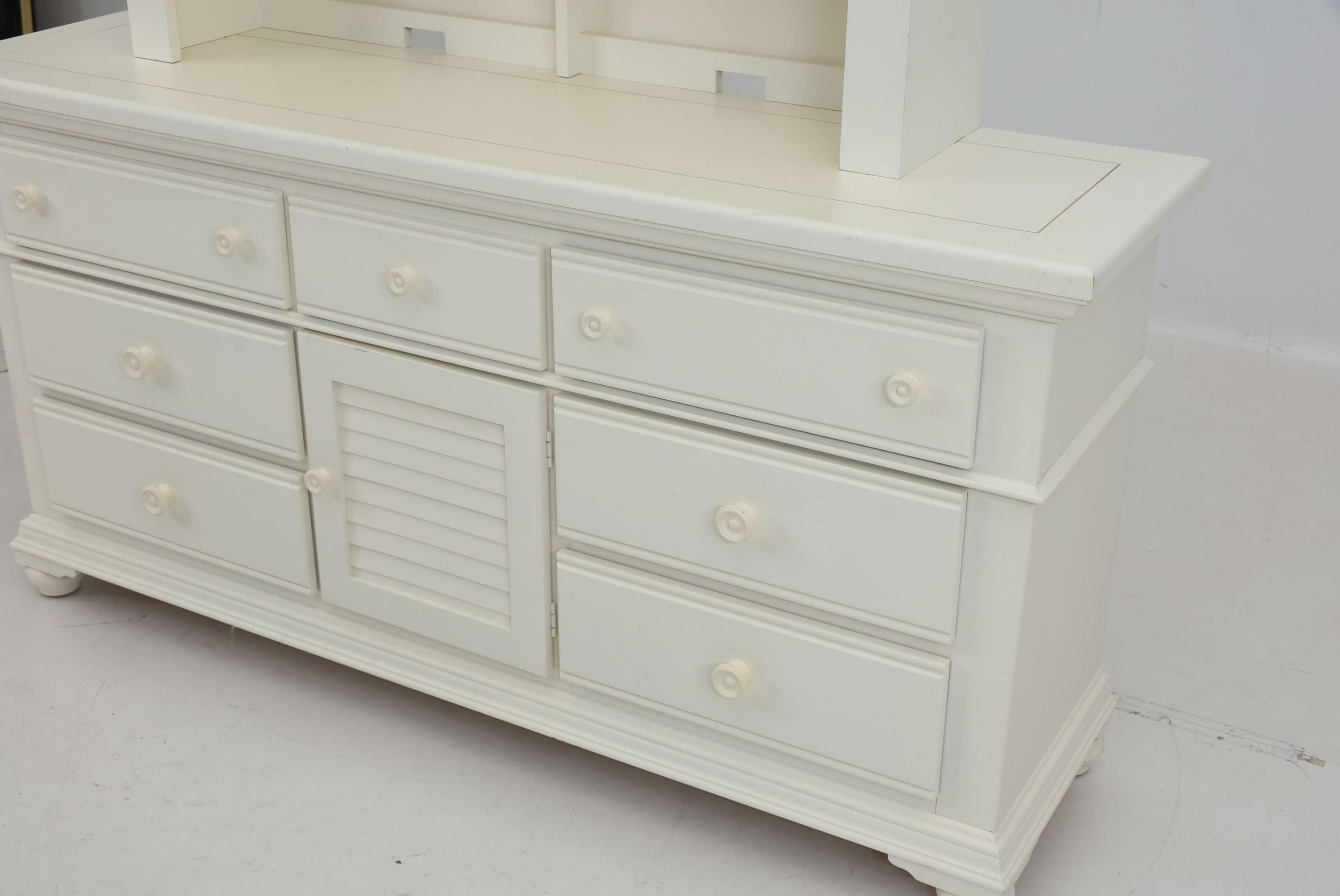 Broyhill Pleasant Isle White Dresser with Hutch