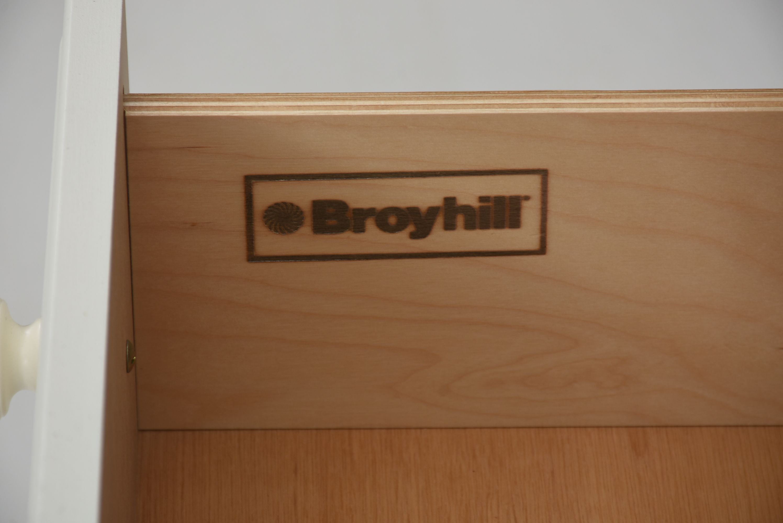 Broyhill Pleasant Isle White Dresser with Hutch