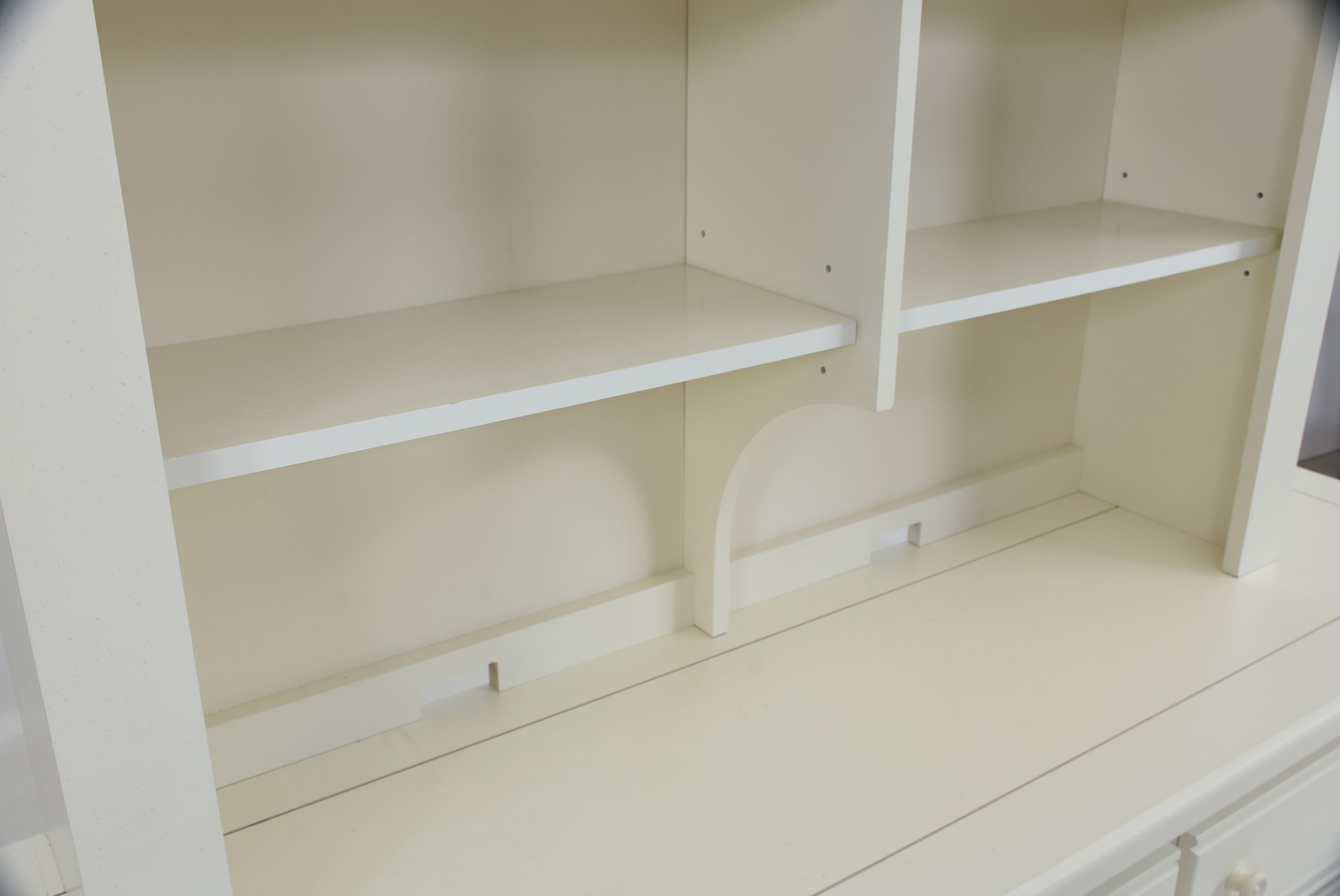 Broyhill Pleasant Isle White Dresser with Hutch