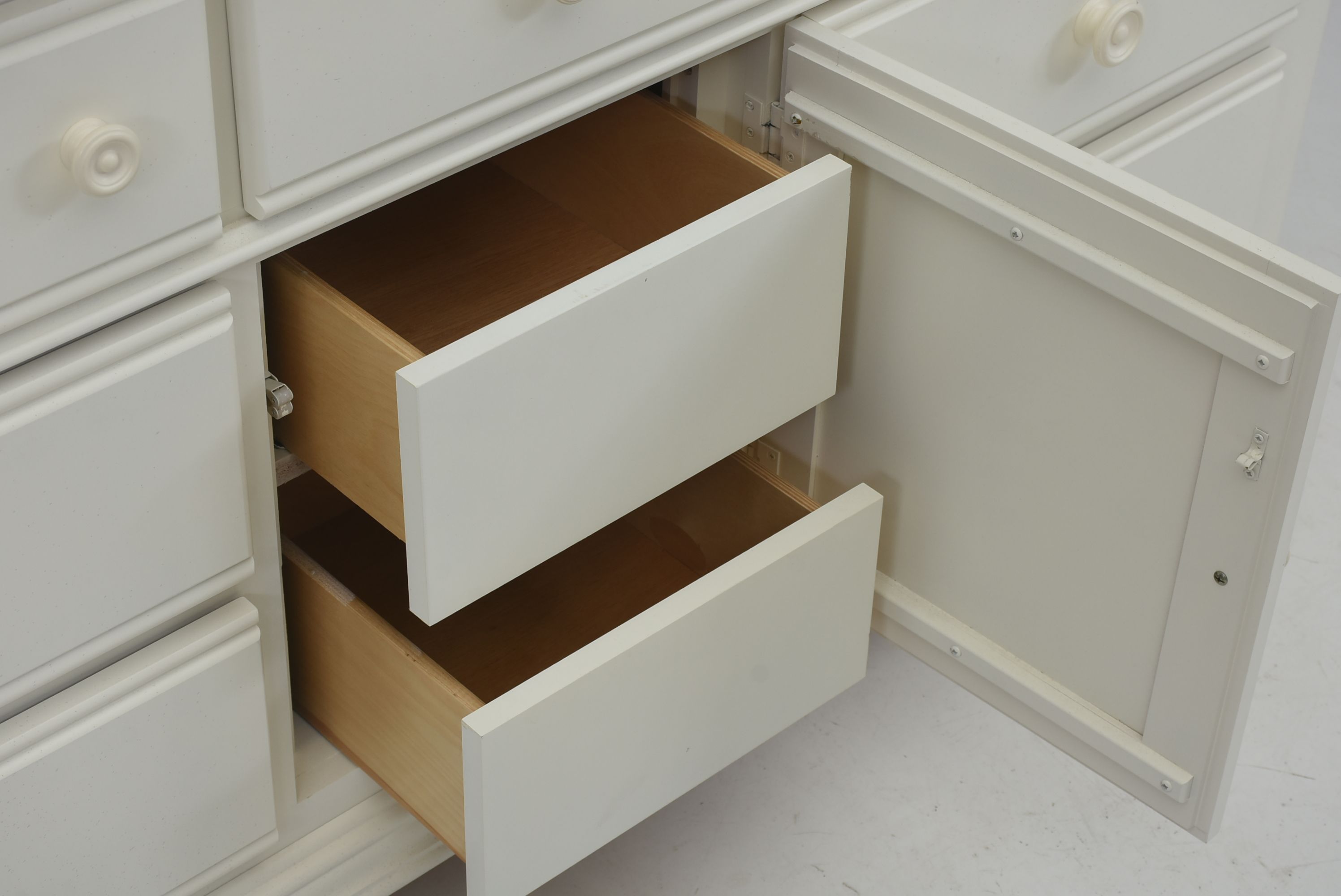 Broyhill Pleasant Isle White Dresser with Hutch